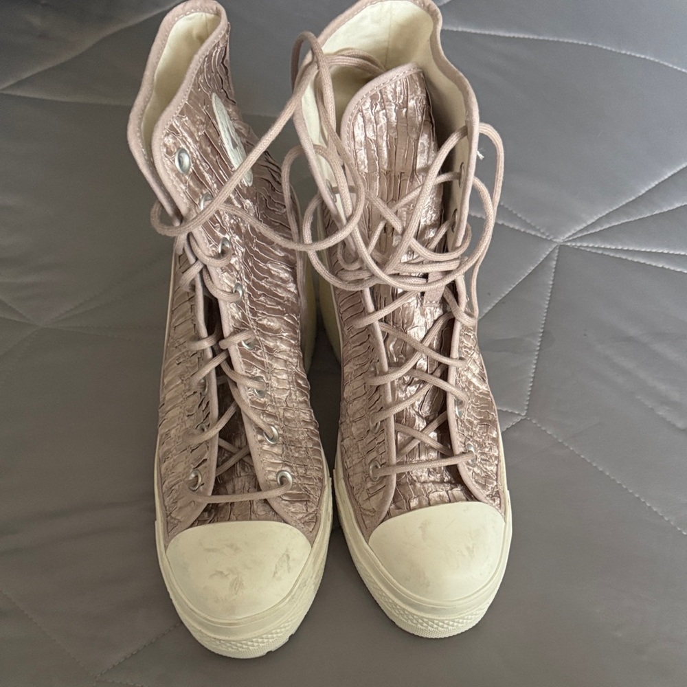 Women's Textured High-Top Sneakers in Pink